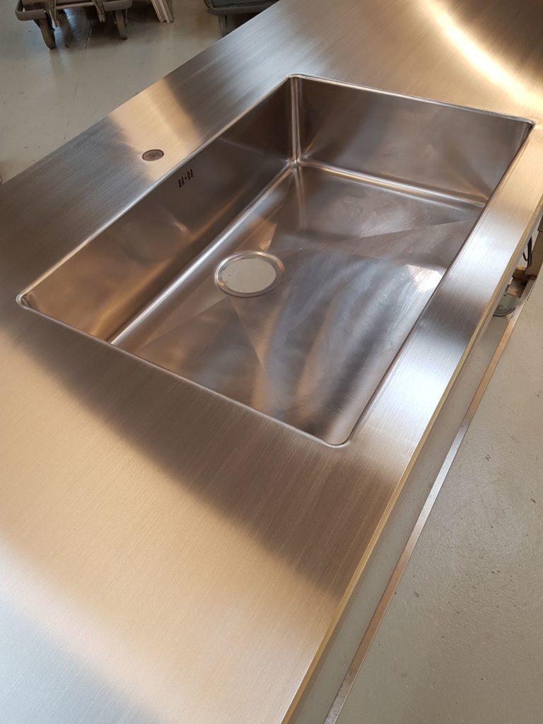 Bordplade med isvejset vask - speciel fremstillet vask